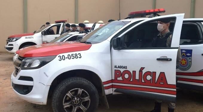Polícia apreende arma de fogo após denúncia em bairro de Maceió