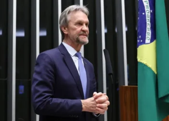 Líder do PT na Câmara recebe alta da UTI após AVC
