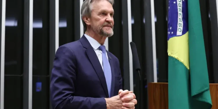 Líder do PT na Câmara recebe alta da UTI após AVC