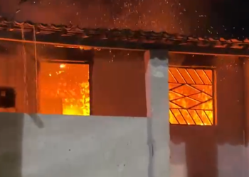 Grande incêndio destrói residência na região metropolitana de Maceió