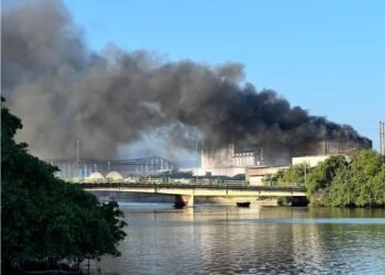 Incêndio atinge fábrica de fertilizantes no Porto do Recife: Corpo de Bombeiros controla chamas