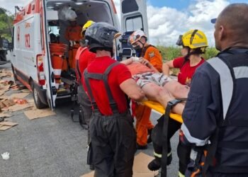 Motorista é resgatado com vida após acidente com carreta na BR-101