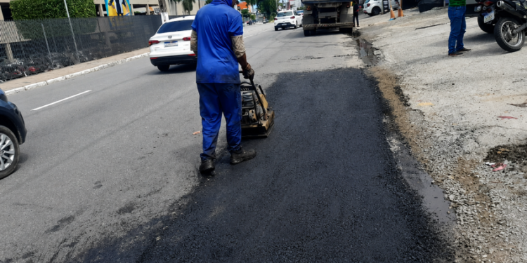 Prefeitura de Maceió realiza operação de recuperação na Avenida Comendador Gustavo Paiva