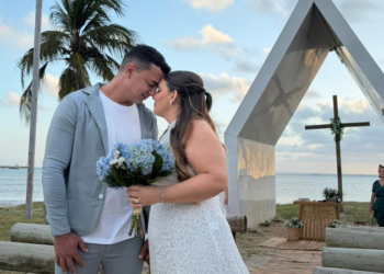 Casal de São Paulo realiza casamento na Capelinha do Jaraguá com vista para o mar