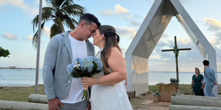 Casal de São Paulo realiza casamento na Capelinha do Jaraguá com vista para o mar