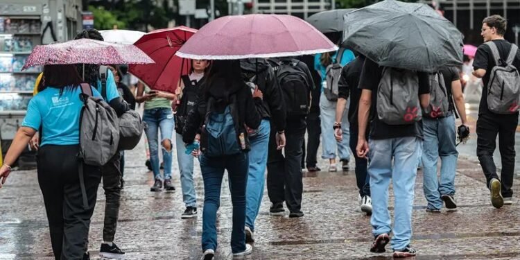 Defesa Civil emite alerta para condições adversas na Grande São Paulo neste domingo