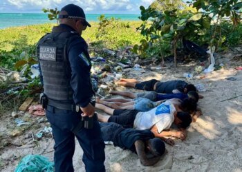 Operação policial resulta na prisão de cinco suspeitos e apreensão de crack na praia da Jatiúca