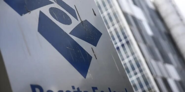 Receita Federal realiza pagamento do último lote de restituição do Imposto de Renda 2026