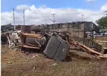Acidente na AL-220 interdita trecho após capotamento de caminhão com retroescavadeira