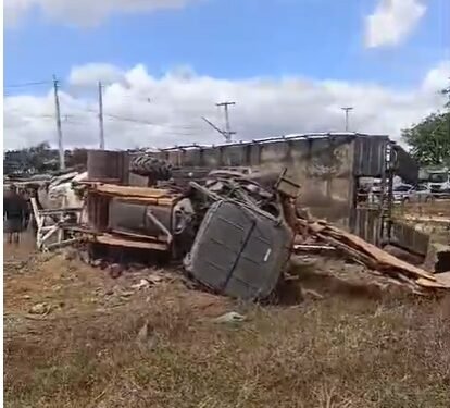 Acidente na AL-220 interdita trecho após capotamento de caminhão com retroescavadeira