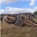 Acidente na AL-220 interdita trecho após capotamento de caminhão com retroescavadeira