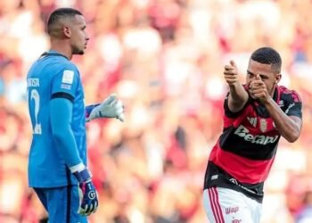 Flamengo vence Botafogo em clássico pelo Brasileirão com gols de Samuel Lino e Carrascal
