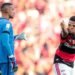 Flamengo vence Botafogo em clássico pelo Brasileirão com gols de Samuel Lino e Carrascal