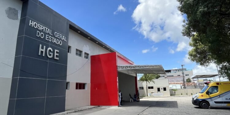 Homem é esfaqueado por dupla na Grota do Arroz em Maceió; vítima é levada ao HGE
