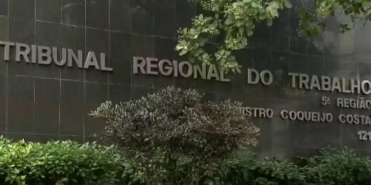 Auxiliar de buffet é dispensado por justa causa após consumo de whisky em festa de Salvador