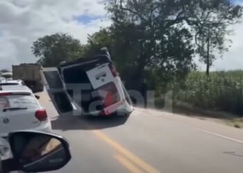 Van capota em acidente na BR-316 envolvendo veículo de passeio