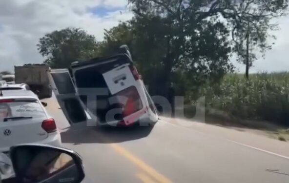Van capota em acidente na BR-316 envolvendo veículo de passeio