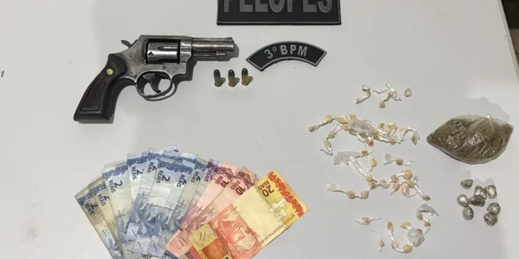 Polícia prende suspeito com arma e drogas e recupera motos roubadas
