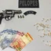 Polícia prende suspeito com arma e drogas e recupera motos roubadas