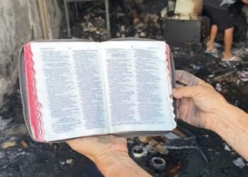 Bíblia é encontrada ilesa após incêndio em loja de embalagens em Goiânia