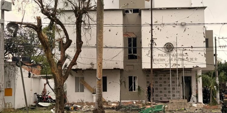Atentado com Carro-Bomba em Delegacia na Colômbia deixa 1 Morto e 15 Feridos
