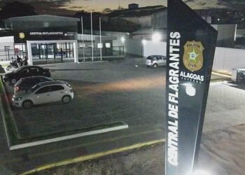 Adolescente suspeito de assaltar mototaxista é detido após agressão da comunidade em Maceió