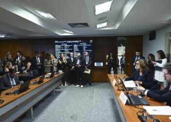 Comissão da Câmara aprova medida provisória que trata da taxa das vestimentas; próximo passo é votação no plenário