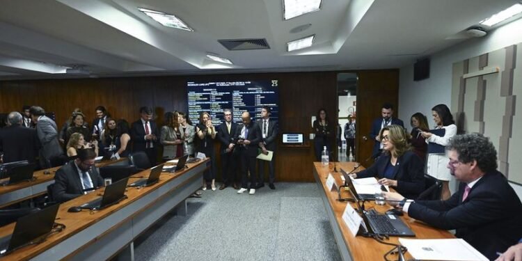 Comissão da Câmara aprova medida provisória que trata da taxa das vestimentas; próximo passo é votação no plenário