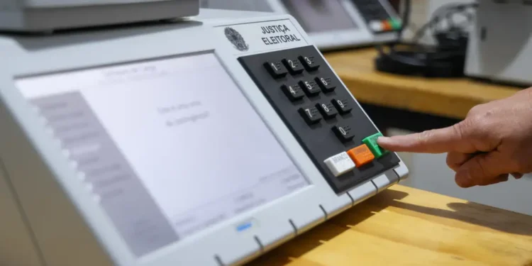 TSE determina retirada de posts de desinformação sobre urnas por Eduardo Bolsonaro